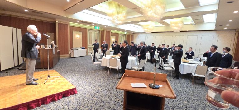 乾杯！ここから新年会スタートです